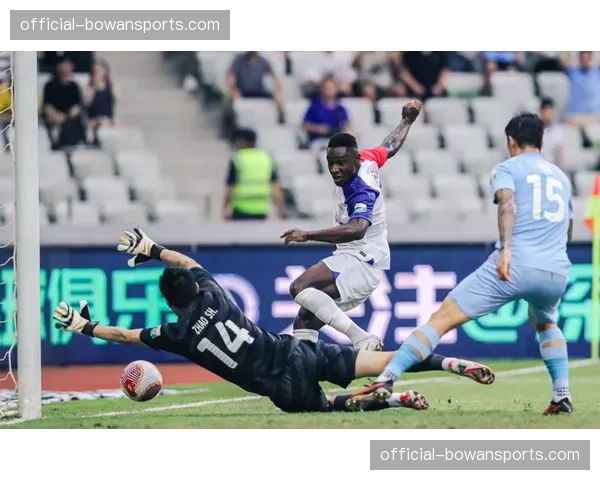 青岛海牛角球战术得手 林创益精准传中助埃朱马头槌破门 青岛海牛角球战术得手 林创益精准传中助埃朱马头槌破门